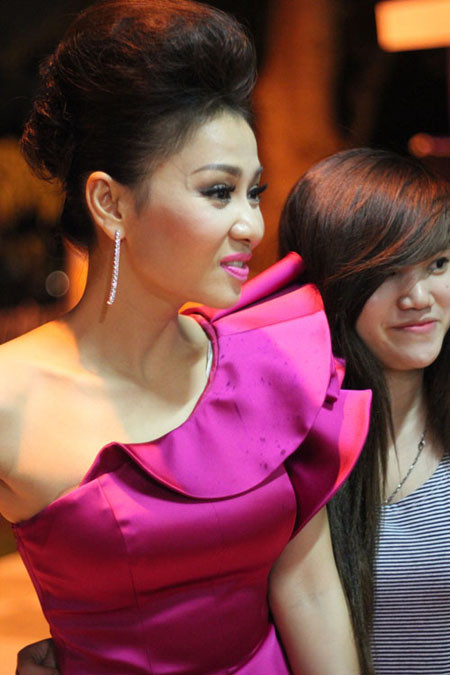 Diện mạo rất sang trọng và kiêu kỳ của Thu Minh trong những bộ đầm lụa hàng hiệu đắt đỏ. Diện mạo rất sang trọng và kiêu kỳ của Thu Minh trong những bộ đầm lụa hàng hiệu đắt đỏ