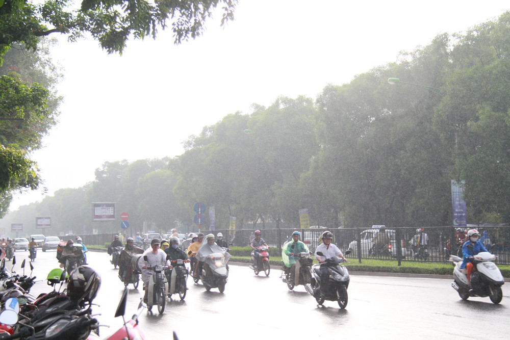 Cơn mưa nặng hạt lúc gần 7h không ảnh hưởng nhiều đến các sĩ tử. Phần lớn các em đã đến địa điểm thi vào thời gian này.