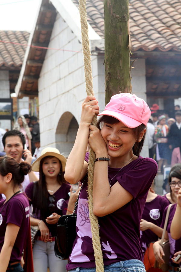 Các thí sinh còn chơi trò chơi tại chợ vùng cao như thử sức leo dây,