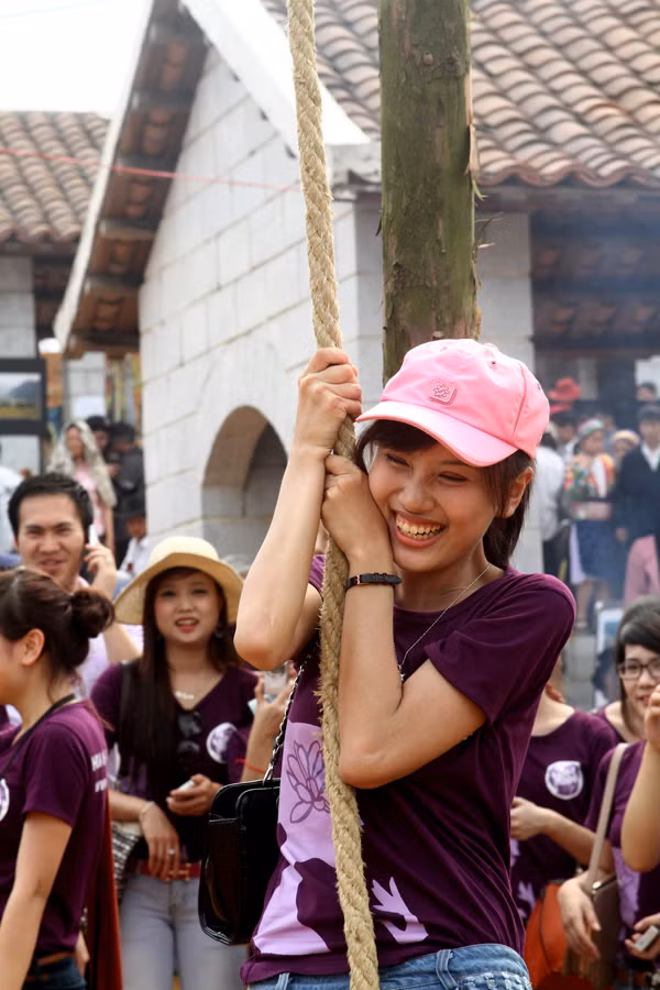 Các thí sinh còn chơi trò chơi tại chợ vùng cao như thử sức leo dây,