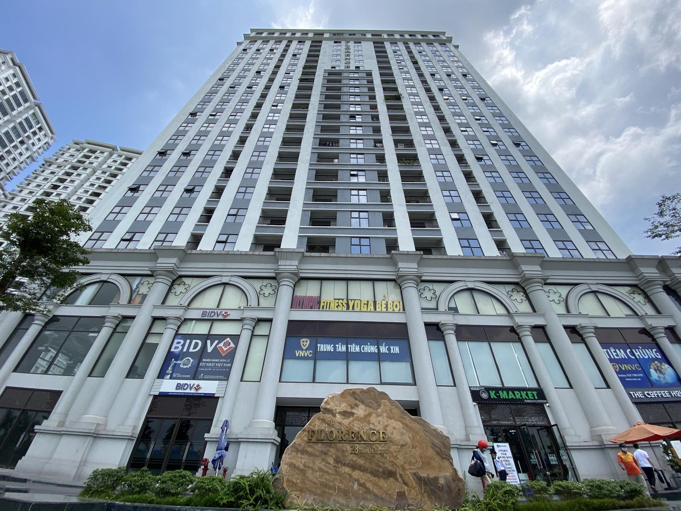 Chung cư Florence Tower 28 Trần Hữu Dực (quận Nam Từ Liêm) nơi phát hiện chứa hơn 40 người Trung Quốc nhập cư trái phép không thuộc dự án nhà ở cho phép tổ chức, cá nhân nước ngoài được sở hữu. Chung cư Florence Tower 28 Trần Hữu Dực (quận Nam Từ Liêm) nơi phát hiện chứa hơn 40 người Trung Quốc nhập cư trái phép không thuộc dự án nhà ở cho phép tổ chức, cá nhân nước ngoài được sở hữu.