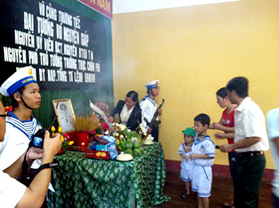 Người dân đảo Song Tử Tây thắp hương viếng Đại tướng Võ Nguyên Giáp . Người dân đảo Song Tử Tây thắp hương viếng Đại tướng Võ Nguyên Giáp