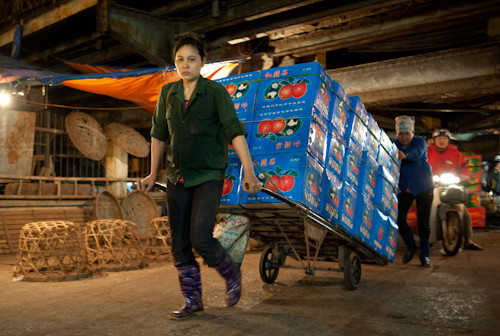 Phụ nữ làm cửu vạn ở đây có đủ lứa tuổi, từ những thanh niên tới trung nhiên...