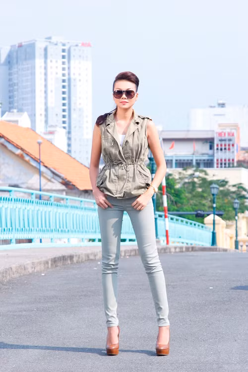 Thanh Hằng diện trang phục rất cá tính và khỏe khoắn trong tập hai