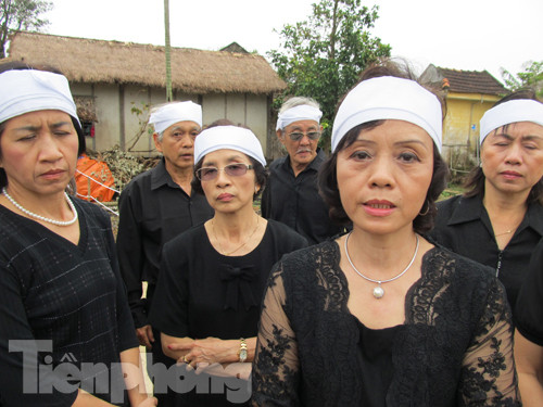 Đoàn bà con Thái Lan mặc áo đen quấn khăn tang xếp hàng vào viếng Bác