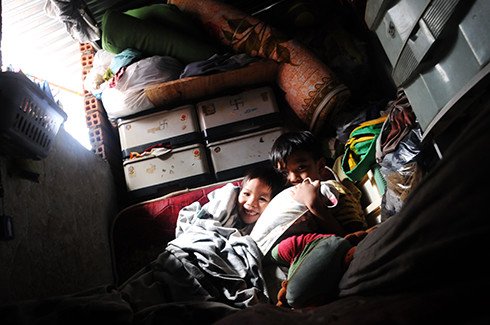 Phần gác nhỏ - được ủy ban phường hỗ trợ sửa chữa cho đỡ dột - là nơi chứa đồ đạc và là chỗ ngủ của mẹ con chị. Ban ngày, chị đi làm thuê còn các con đi học nên cũng không đến nỗi, nhưng tối đến, chị phải sắp xếp chỗ ngủ cho tụi nhỏ. Thường đứa nhỏ sẽ nằm xen kẽ với đứa lớn để tận dụng diện tích, còn chị không thể duỗi thẳng chân