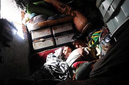 Phần gác nhỏ - được ủy ban phường hỗ trợ sửa chữa cho đỡ dột - là nơi chứa đồ đạc và là chỗ ngủ của mẹ con chị. Ban ngày, chị đi làm thuê còn các con đi học nên cũng không đến nỗi, nhưng tối đến, chị phải sắp xếp chỗ ngủ cho tụi nhỏ. Thường đứa nhỏ sẽ nằm xen kẽ với đứa lớn để tận dụng diện tích, còn chị không thể duỗi thẳng chân