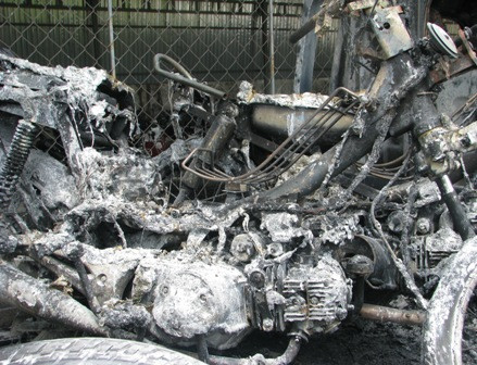 2 xe máy dựng gần cabin xe tải bị cháy rụi. 2 xe máy dựng gần cabin xe tải bị cháy rụi