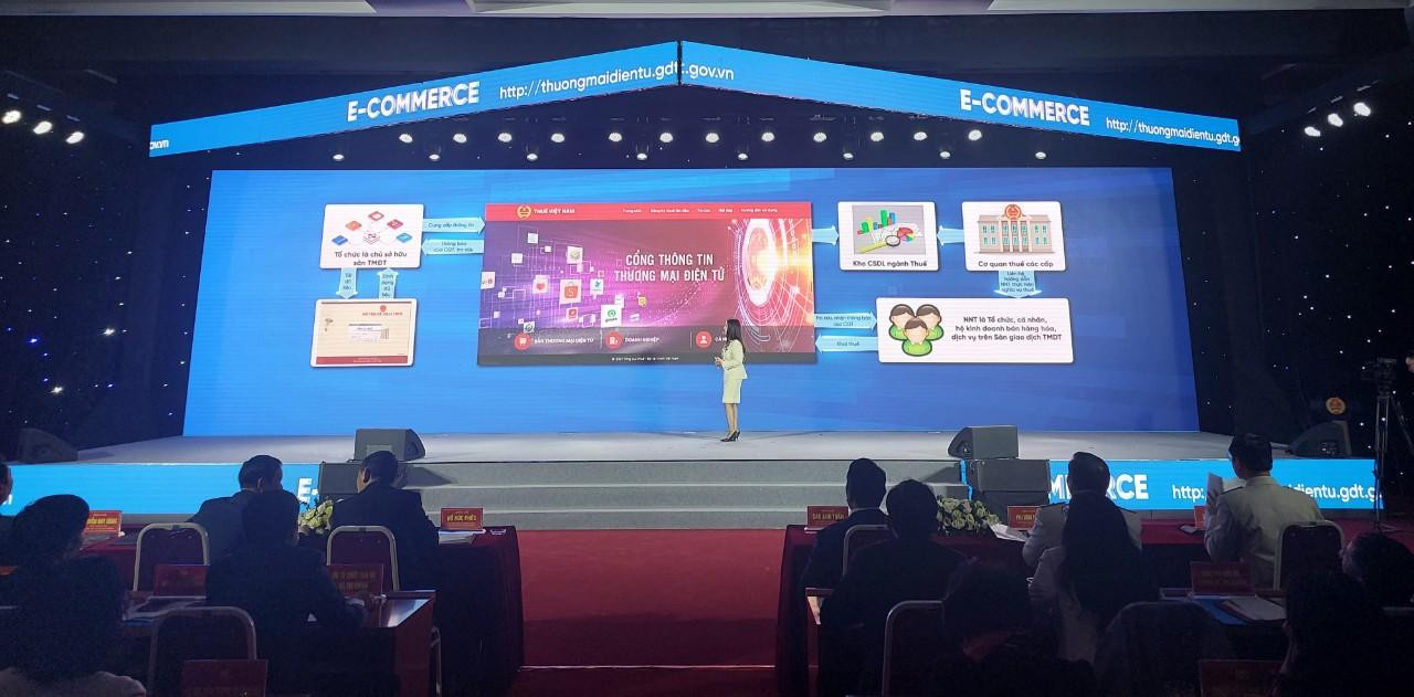 Đại diện Tổng cục Thuế giới thiệu về Cổng dữ liệu thông tin TMĐT
