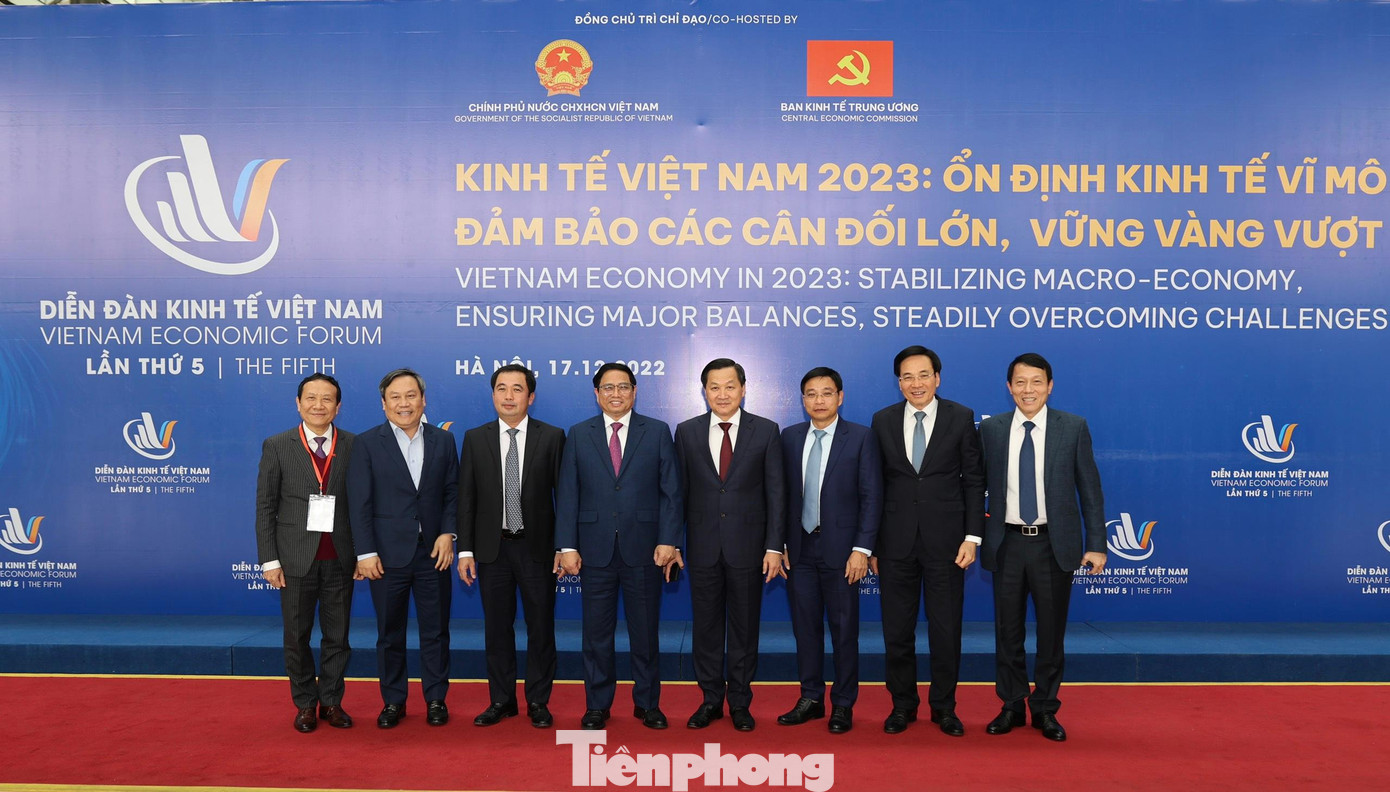 Thủ tướng Phạm Minh Chính cùng lãnh đạo bộ, ngành tại Diễn đàn kinh tế Việt Nam 2023. Ảnh Như Ý