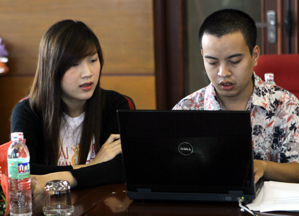 Người đẹp Phí Thùy Linh (trái) tại buổi giao lưu trực tuyến.