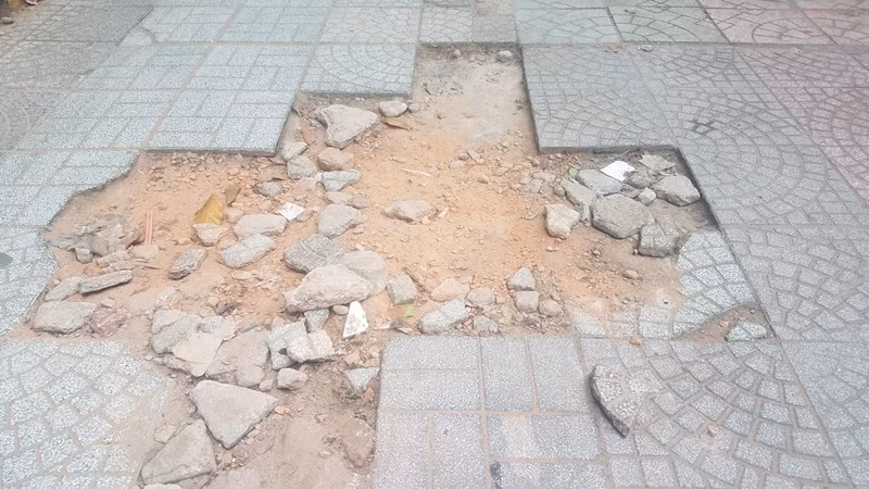 Nhiều vỉa hè ở TPHCM như 'tấm áo rách' ảnh 3