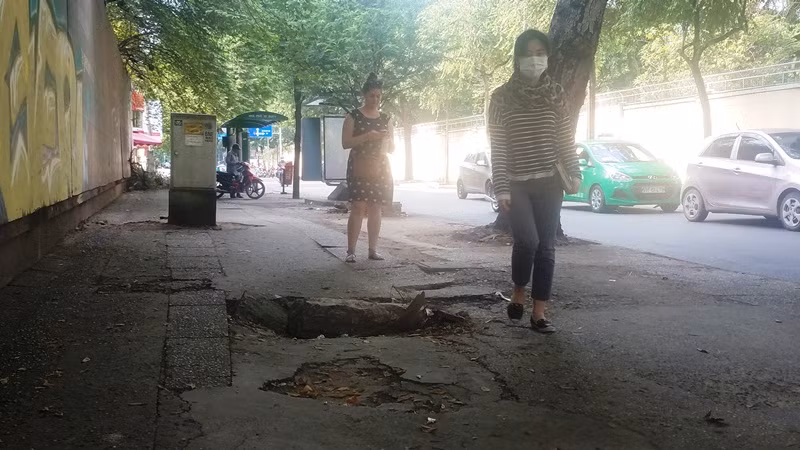 Nhiều vỉa hè ở TPHCM như 'tấm áo rách' ảnh 7