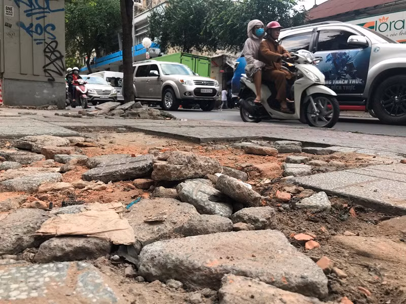 Nhiều vỉa hè ở TPHCM như 'tấm áo rách' ảnh 4