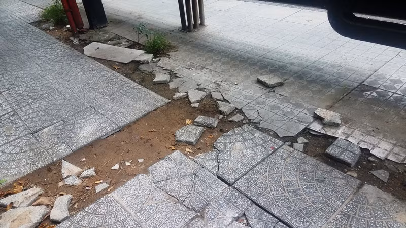 Nhiều vỉa hè ở TPHCM như 'tấm áo rách' ảnh 10
