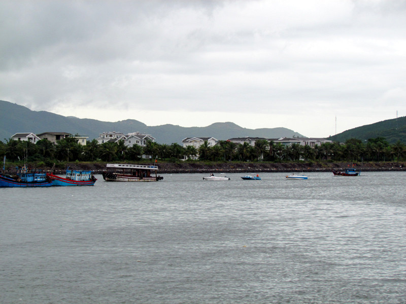 Trong khi đó, các phương tiện chở khách du lịch cũng nối đuôi nhau, chấp hành lệnh về nơi trú tránh an toàn