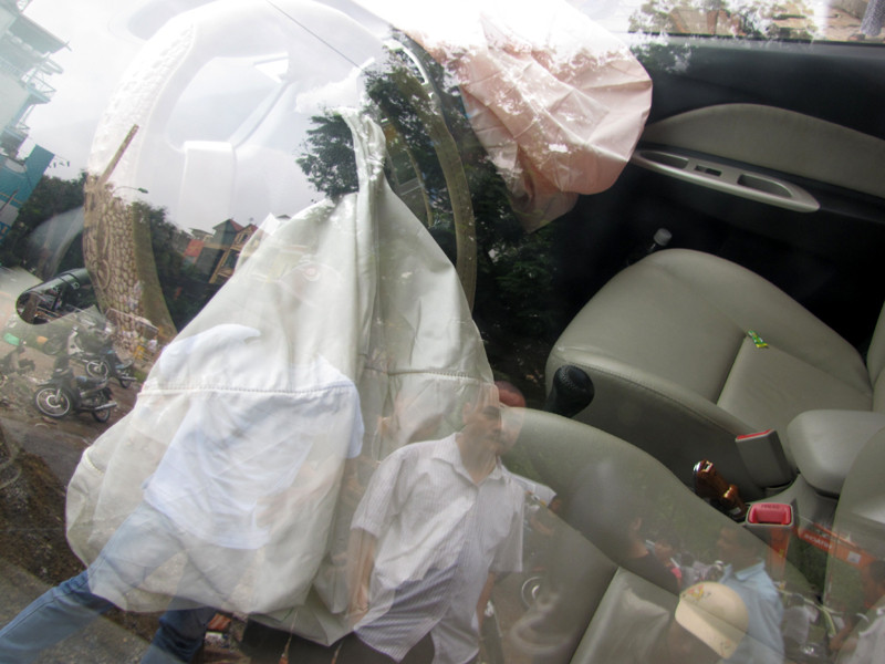 Tài xế xe và người ngồi cùng đã may mắn thoát chết nhờ có túi khí bảo vệ