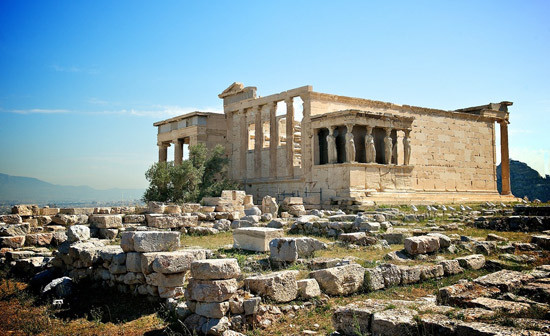 Đền Erechtheion là ngôi đền nổi tiếng đã tồn tại hơn 2.500 năm