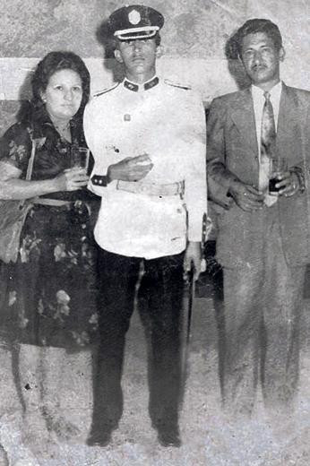 Ông Hugo Chavez chụp ảnh cùng bố mẹ tại Học viện Quân sự 