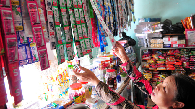 Các nhãn hàng dầu gội, sữa tắm, bánh kẹo, mì gói... của các thương hiệu nước ngoài được bày bán tại các cửa hàng tạp hóa (ảnh chụp tại một cửa hàng ở quận 12, TP.HCM). Ảnh: Thanh Đạm