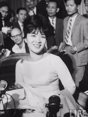 Bà Trần Lệ Xuân là người tạo ra và cổ súy kiểu áo dài cổ rộng. Một số nhà phê bình phương Tây cho rằng, trang phục đó hợp với khí hậu nhiệt đới ở miền nam Việt Nam	Ảnh: Life