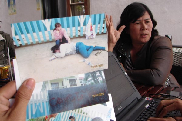 Bà Nguyễn Thị Liễu, người nghĩ ra cách đòi nợ kiểu tụng kinh kể về những tháng ngày “hành xác” giữa các con nợ với nhau.. Bà Nguyễn Thị Liễu, người nghĩ ra cách đòi nợ kiểu tụng kinh kể về những tháng ngày “hành xác” giữa các con nợ với nhau.