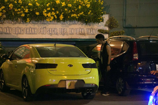 Tuy không công khai mối quan hệ yêu đương của mình, nhưng cả hai thường xuất hiện bên nhau tại nhiều sự kiện. Bài viết: http://news.zing.vn/Truong-Nhi-dien-tat-rach-xuong-pho-cung-ban-trai-post380249.html#category_featured.noibat Nguồn Zing News 