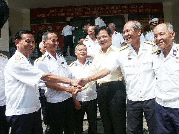 Các cựu binh tàu không số giao lưu. Ảnh: Lam Khê