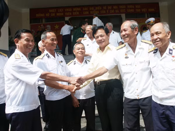 Các cựu binh tàu không số giao lưu. Ảnh: Lam Khê