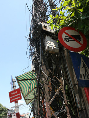 Những cột điện già nua vẫn oằn mình gánh nặng. Những cột điện già nua vẫn oằn mình gánh nặng