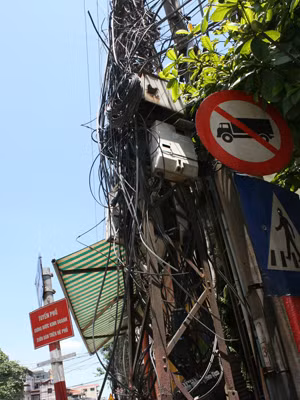 Những cột điện già nua vẫn oằn mình gánh nặng