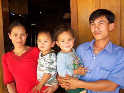 Y tá Y Ngum bế bé A Công Sơn cùng chồng con