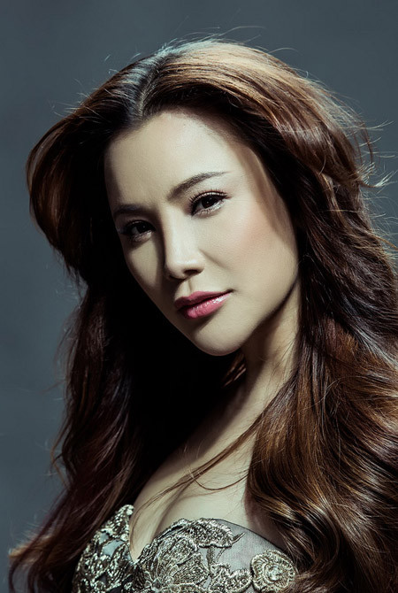 Và cũng thời gian này, Hồ Quỳnh Hương chăm chỉ làm mới hình ảnh mình hơn. Chiếc váy đuôi cá màu xám bạc kết ren làm cho cô thêm phần xinh đẹp