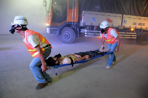 Lực lượng cứu hộ tại chỗ thuộc Trung tâm Quản lý hầm Thủ Thiêm nhanh chóng có mặt, đưa nạn nhân ra khỏi khu vực nguy hiểm Ảnh: Tuổi trẻ