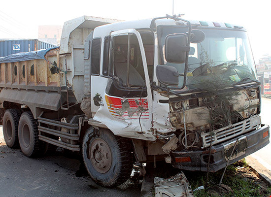 BẢN TIN ATGT: Xe tải không người lái tông sập quán cơm ảnh 3