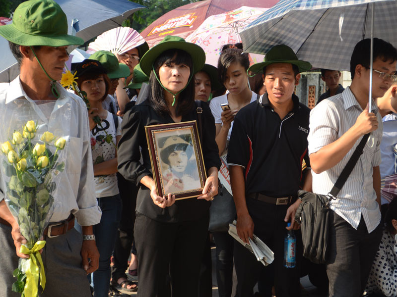 Nhiều người mang ảnh Đại tướng đến