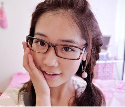 Rẽ phần lệch sang một bên Tết từ trước ra sau, đến đỉnh đầu thì tết ngang sang một bên và cố định lại Ở bên đối diện bạn cũng tết một lọn tóc từ trên đỉnh đầu xuống. Phần đuôi tóc bạn dùng máy uốn xoăn lên để tạo độ phồng cho tóc.