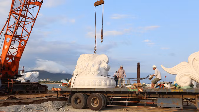 Đặt “cá chép hóa rồng” ở bến du thuyền Đà Nẵng ảnh 15