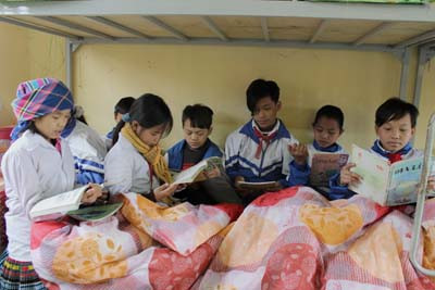 Các em học sinh Trường THCS Kiên Thành cùng ôn bài trong chăn ấm