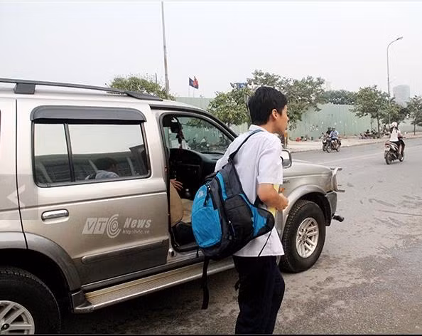 Sáng nay, khá nhiều phụ huynh chở con đi thi trên những chiếc xe đắt tiền như Lexus, Audi, Mercedes, Toyota... Sáng nay, khá nhiều phụ huynh chở con đi thi trên những chiếc xe đắt tiền như Lexus, Audi, Mercedes, Toyota..