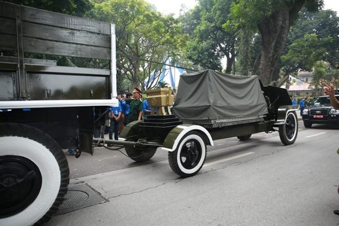 Xe chở linh cữu trong lễ Quốc tang Bài viết: http://news.zing.vn/Dai-phao-dien-tap-le-tang-truoc-nha-Dai-tuong-post359190.html#home_featured.noibat Nguồn Zing News 