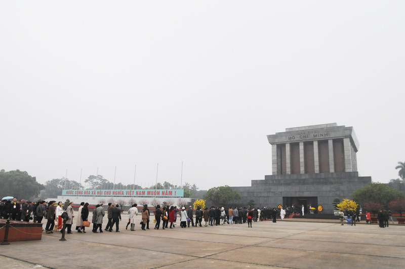 Hàng trăm Kiều bào xúc động vào lăng viến Chủ tịch Hồ Chí Minh. Ảnh: Tuấn Nguyễn. Vào lăng viến Chủ tịch Hồ Chí Minh. Ảnh: Tuấn Nguyễn