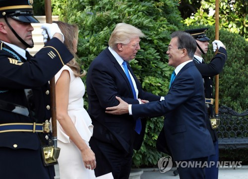 Lãnh đạo Mỹ - Hàn bàn về Triều Tiên trên bàn ăn ảnh 1