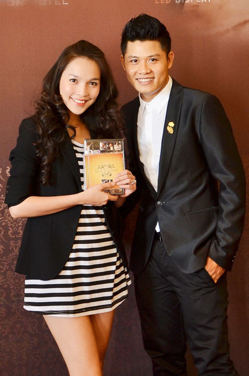 Hiền Thục và nhạc sĩ Nguyễn Văn Chung - tác giả ca khúc "Nhật ký của mẹ". Hiền Thục và nhạc sĩ Nguyễn Văn Chung - tác giả ca khúc