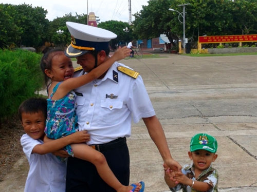 “Ba Giác ơi! Ba đi đâu cho con đi chơi với”. Đang chơi, nhưng khi thấy Trung tá Lương Xuân Giác, Chính trị viên phó đảo Trường Sa Lớn lại gần, các em ùa ra và nói như thế
