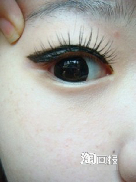 Kẻ chì to đậm và hơn vếch về phía cuối đuôi mắt, để tạo cho mắt to rõ ràng hơn