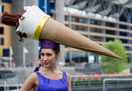 Người phụ nữ này trông thật khổ sở khi đội chiếc mũ kem ốc que nặng trịch và to tướng. Người phụ nữ này trông thật khổ sở khi đội chiếc mũ kem ốc que nặng trịch và to tướng