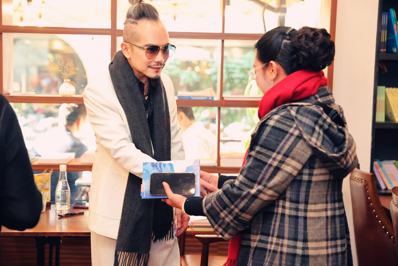 Jimmii Nguyễn gặp gỡ độc giả tại Hà Nội. Ảnh: NVCC