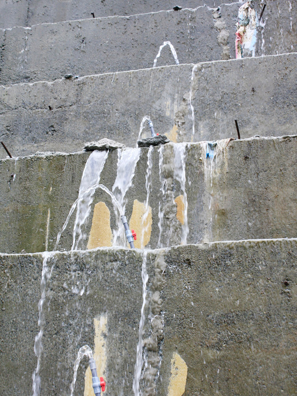 Nước chảy thành dòng dưới chân đập. Nước chảy thành dòng dưới chân đập