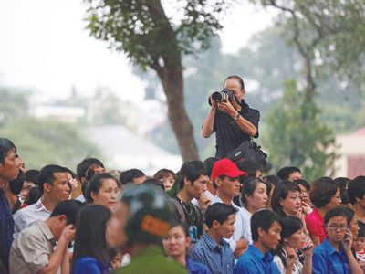 Phóng viên ảnh Tiền Phong chọn vị trí cao để ghi hình rõ nhất